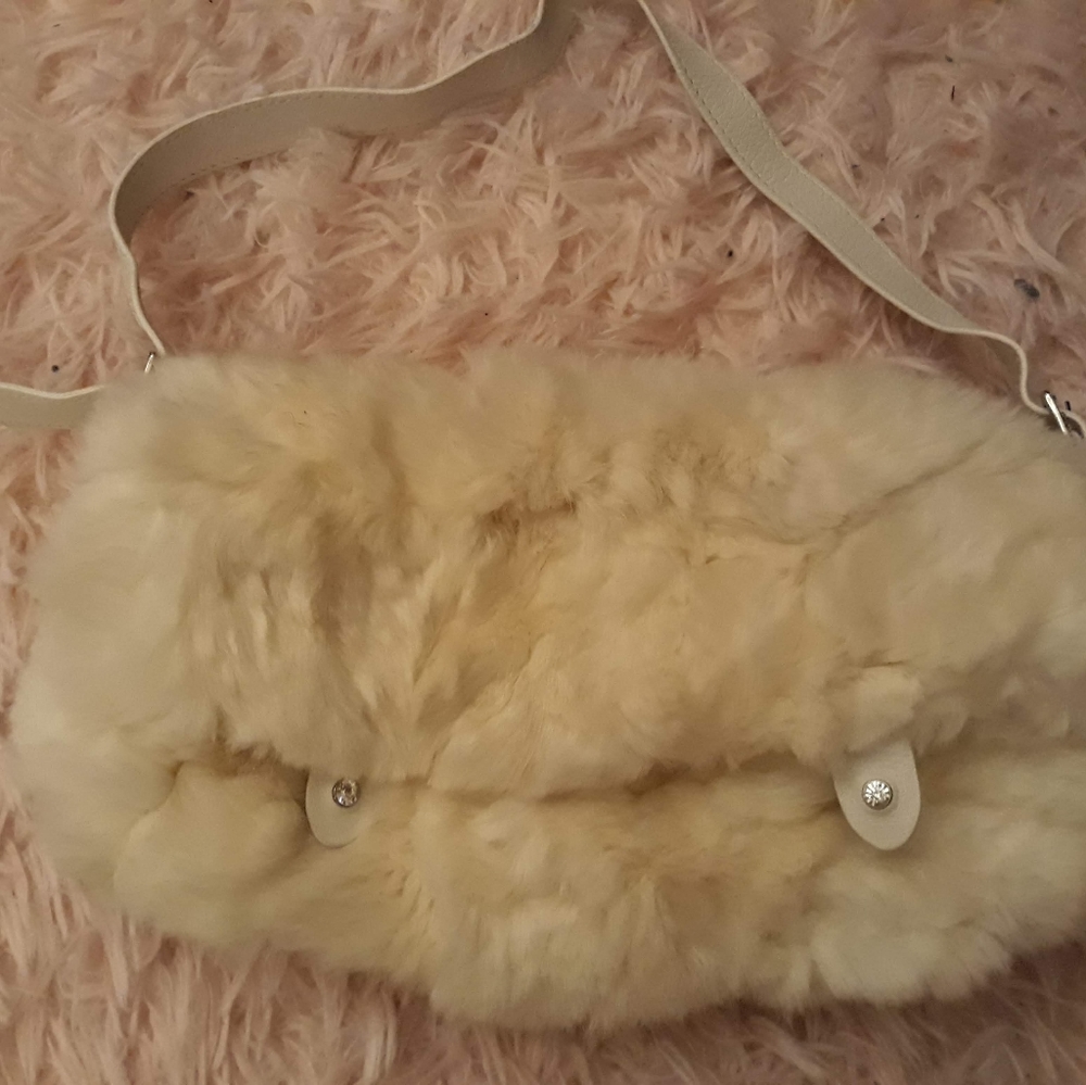 Price drop! Must go. Gorgeous paola by Pdl white fur handbag very good condition